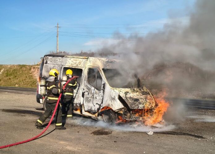 Ambulância pega fogo na BR-282 enquanto transportava criança para atendimento médico