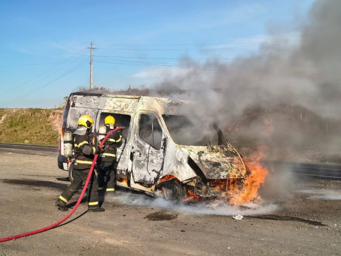 Ambulância pega fogo na BR-282 enquanto transportava criança para atendimento médico