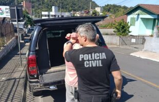 Homem é preso em Orleans durante investigação de crimes sexuais contra adolescentes
