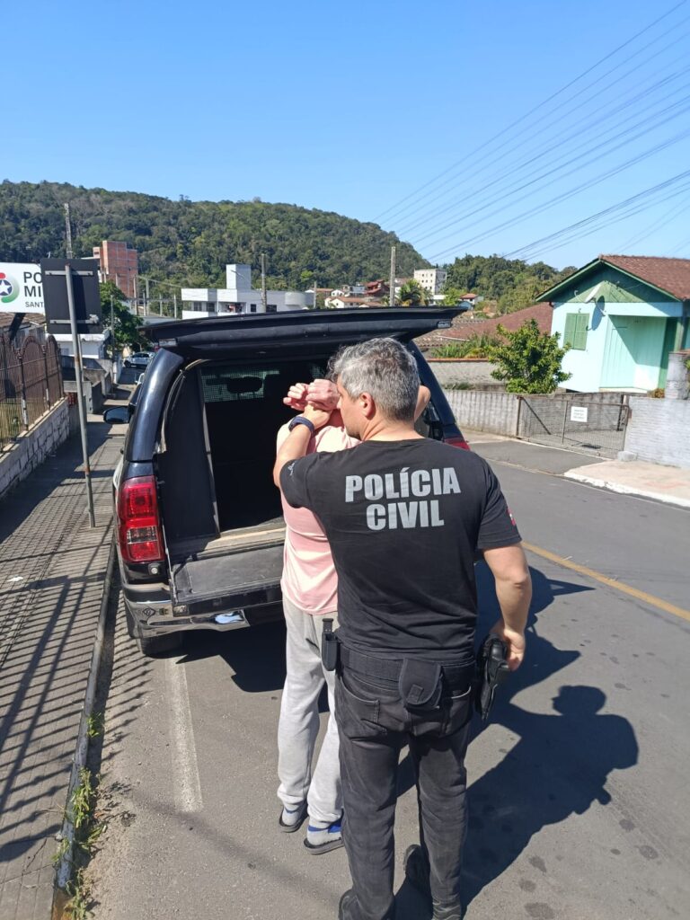 Homem é preso em Orleans durante investigação de crimes sexuais contra adolescentes