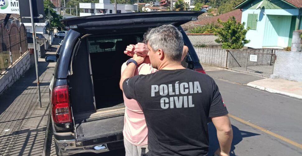 Homem é preso em Orleans durante investigação de crimes sexuais contra adolescentes