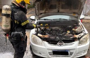 Princípio de incêndio atinge carro dentro de garagem em Criciúma
