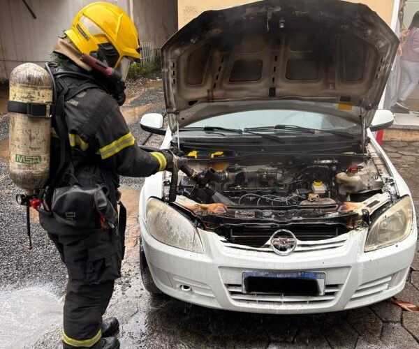 Princípio de incêndio atinge carro dentro de garagem em Criciúma