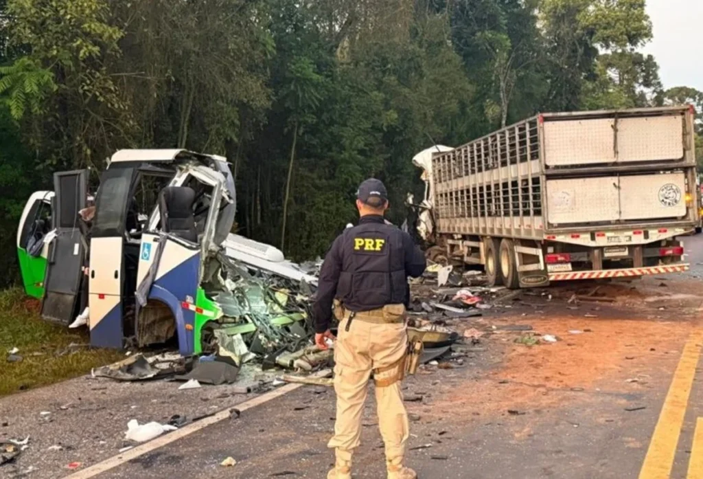 Acidente entre carreta e micro-ônibus deixa 23 mortos e quatro feridos no Paraná