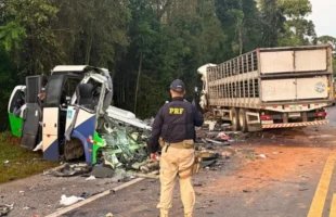 Acidente entre carreta e micro-ônibus deixa 23 mortos e quatro feridos no Paraná