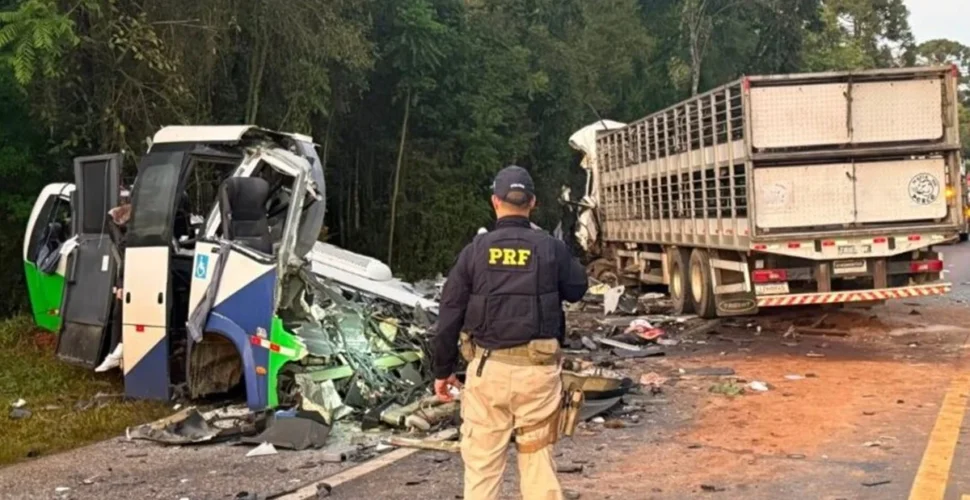 Acidente entre carreta e micro-ônibus deixa 23 mortos e quatro feridos no Paraná
