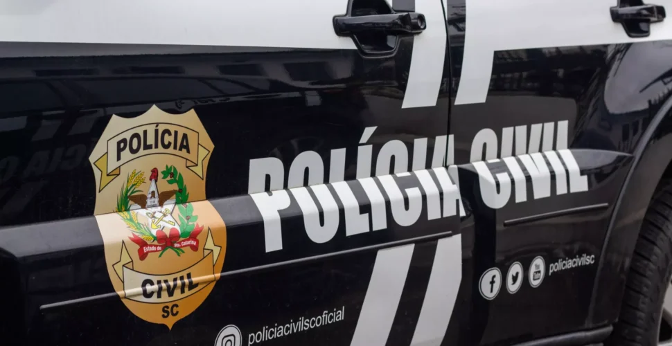 Homem é preso por suspeita de provocar colisão de propósito com companheira e três filhas em SC