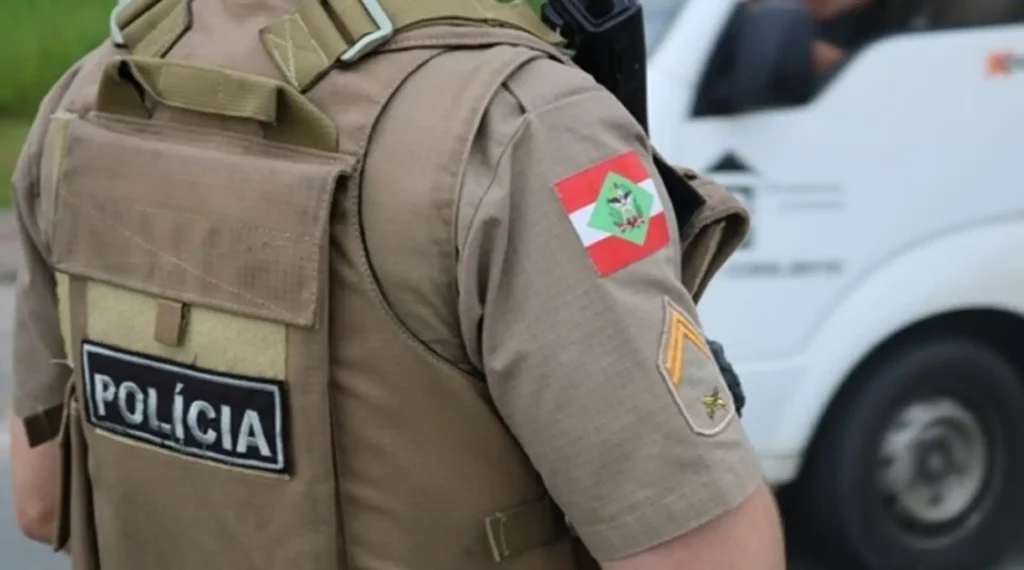 Adolescente é apreendido após resistência e agressões contra policiais em Jaguaruna