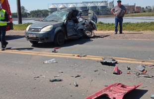 Motorista morre após carro bater contra caminhão em Meleiro
