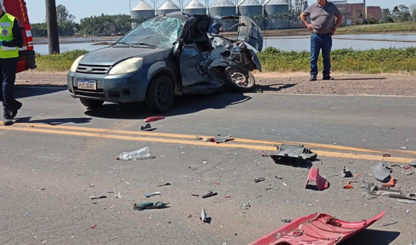 Motorista morre após carro bater contra caminhão em Meleiro
