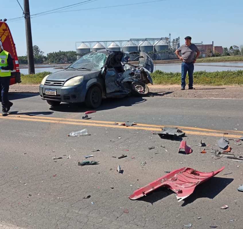 Motorista morre após carro bater contra caminhão em Meleiro