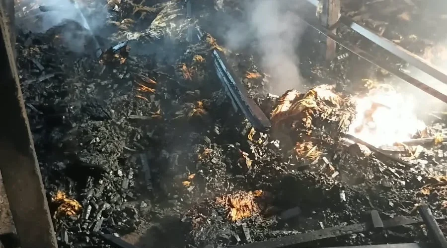 Incêndio atinge estufa de fumo em Sombrio