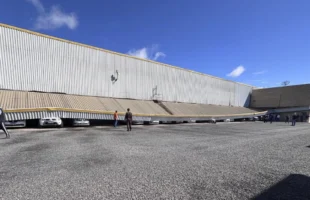 Cobertura de estacionamento cede e atinge cinco veículos em Braço do Norte