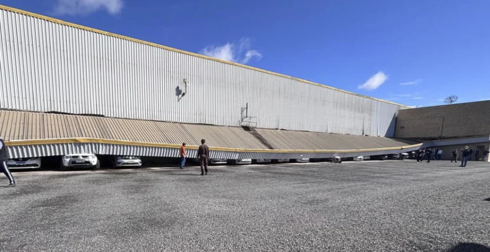 Cobertura de estacionamento cede e atinge cinco veículos em Braço do Norte