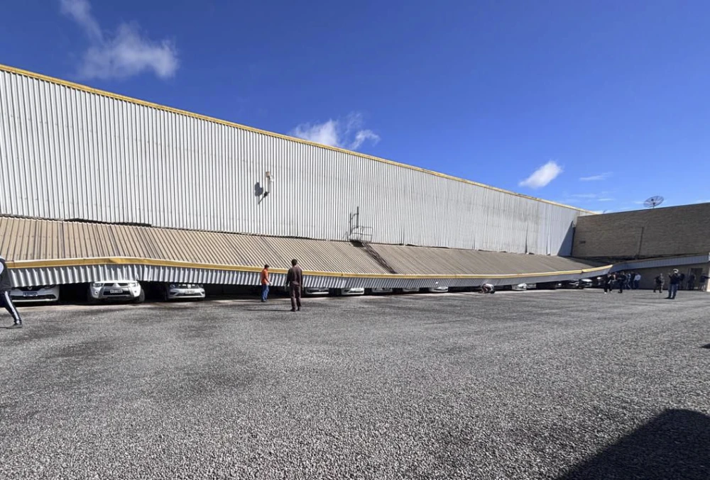 Cobertura de estacionamento cede e atinge cinco veículos em Braço do Norte