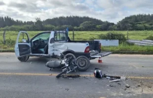 Motociclista fica gravemente ferido após colisão com caminhonete em Jaguaruna