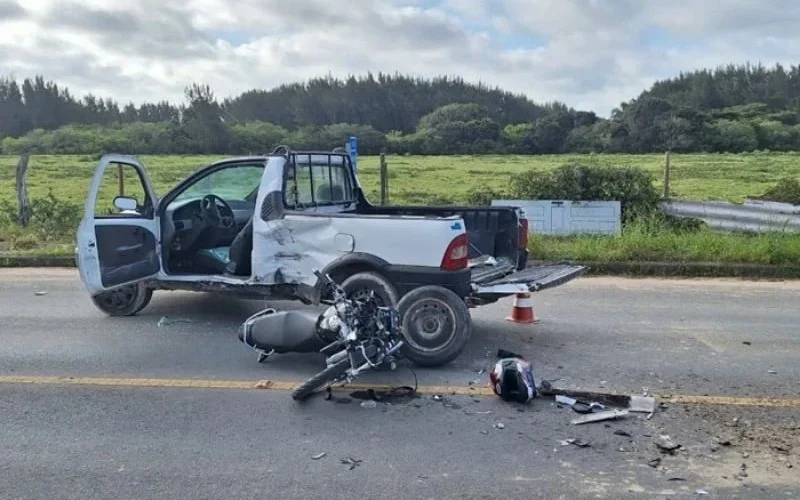 Motociclista fica gravemente ferido após colisão com caminhonete em Jaguaruna