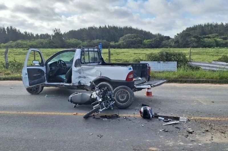 Motociclista fica gravemente ferido após colisão com caminhonete em Jaguaruna