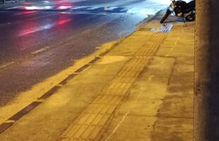Motociclista fica ferido após bater contra poste em Cocal do Sul