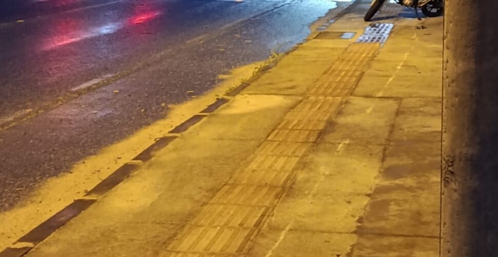 Motociclista fica ferido após bater contra poste em Cocal do Sul