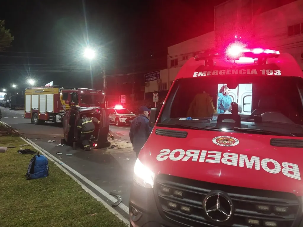 Acidente deixa três feridos e jovem baleado aparece durante atendimento em Lages