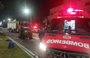 Acidente deixa três feridos e jovem baleado aparece durante atendimento em Lages