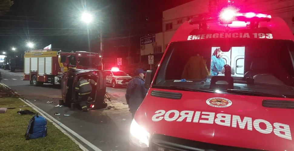 Acidente deixa três feridos e jovem baleado aparece durante atendimento em Lages