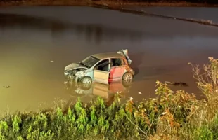 Jovem fica ferido após carro sair da pista e cair em arrozal em Cocal do Sul