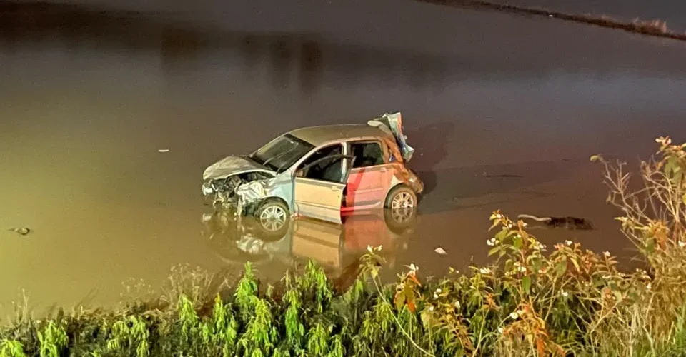 Jovem fica ferido após carro sair da pista e cair em arrozal em Cocal do Sul