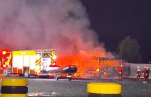 Incêndio atinge dois ônibus no pátio de empresa em Forquilhinha
