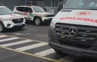Dois torcedores do Avaí são conduzidos à delegacia após confusão pós-jogo em Criciúma
