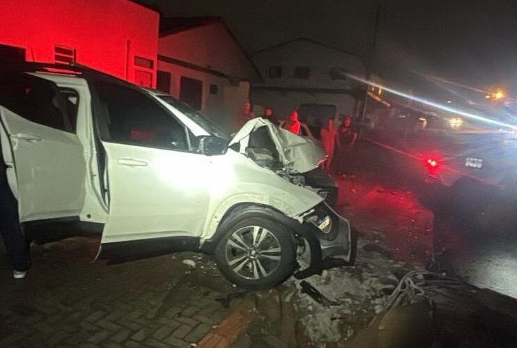 Dupla usa arma falsa para roubar caminhonete e bate veículo em poste em Araranguá