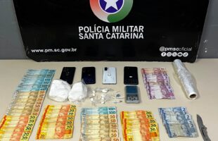 PM apreende quase 460 gramas de cocaína durante operação contra o tráfico em Orleans