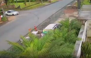 Motociclista fica ferido após colidir contra carro estacionado em Forquilhinha