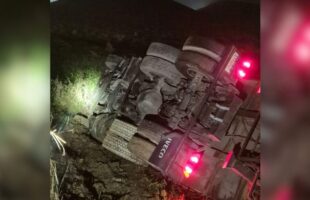 Três pessoas ficam feridas após caminhão com contêiner tombar na SC-417, em Garuva