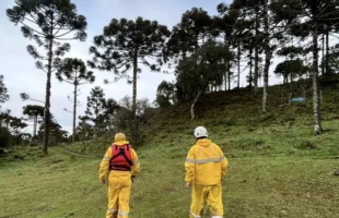 Buscas por helicóptero desaparecido na Serra de SC são reforçadas nesta terça-feira