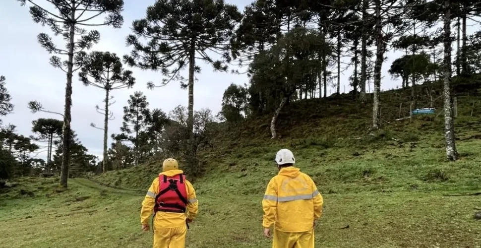 Buscas por helicóptero desaparecido na Serra de SC são reforçadas nesta terça-feira