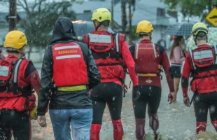 Bombeiros realizam 55 resgates e socorrem 150 pessoas ilhadas no Sul de SC
