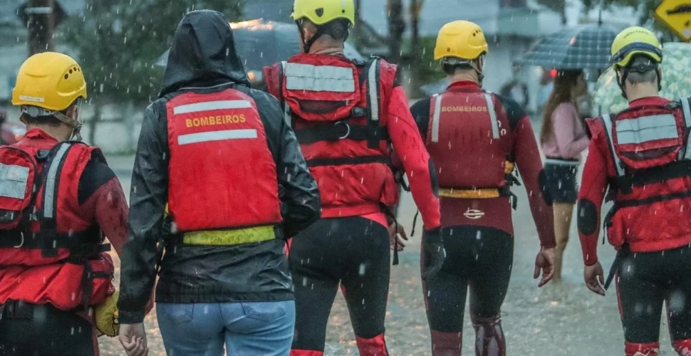 Bombeiros realizam 55 resgates e socorrem 150 pessoas ilhadas no Sul de SC
