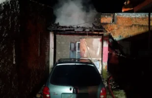 Incêndio destrói cômodo nos fundos de terreno em Criciúma