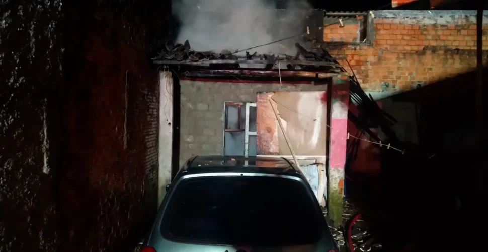 Incêndio destrói cômodo nos fundos de terreno em Criciúma