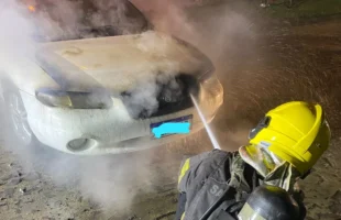 Incêndio atinge veículo e deixa carro parcialmente destruído em Passo de Torres