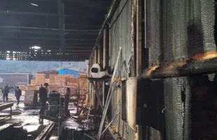Incêndio destrói parte de estrutura industrial durante a madrugada em Braço do Norte