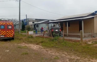 Motorista fica ferida após carro capotar em São João do Sul