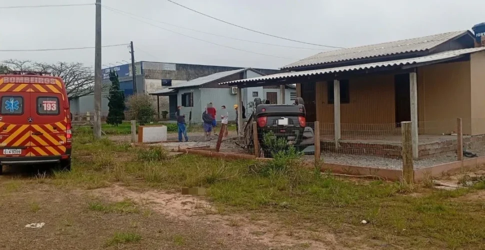 Motorista fica ferida após carro capotar em São João do Sul