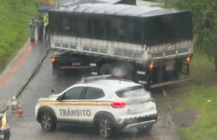 Carreta em local proibido interdita rua no bairro Mina Brasil, em Criciúma