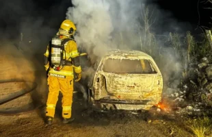 Carro é destruído por incêndio na Estrada Geral Rio da Vaca, em Lauro Müller