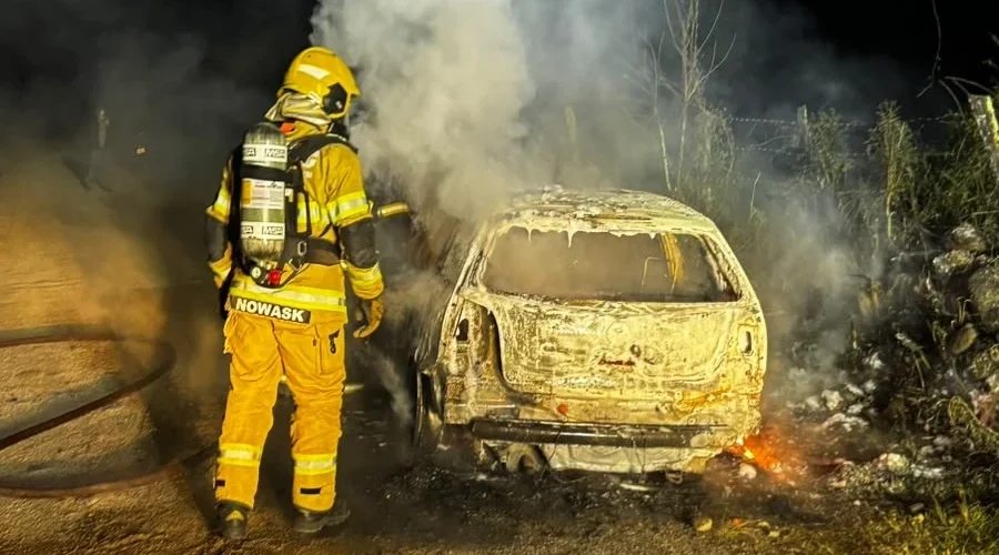 Carro é destruído por incêndio na Estrada Geral Rio da Vaca, em Lauro Müller