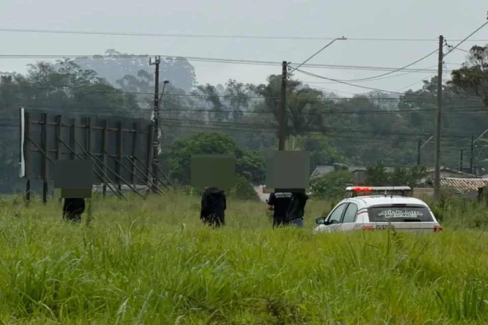 Homem é encontrado morto em terreno baldio no bairro Quarta Linha, em Criciúma