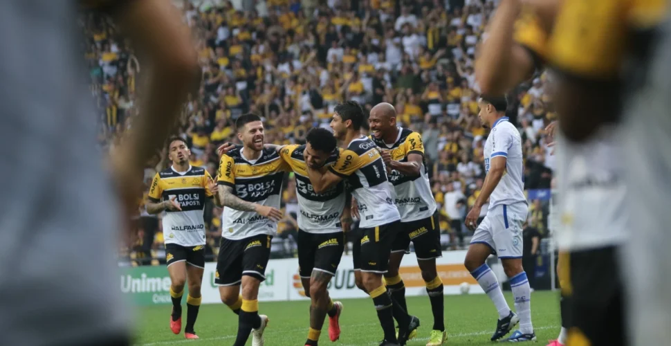 Criciúma vence Avaí por 3 a 0 e retorna ao G6 da Série B